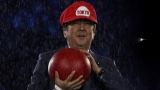 Abe si traveste da Super Mario per celebrare il passaggio da Rio 2016 a Tokyo 2020